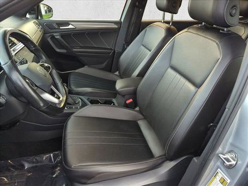 Certified 2022 Volkswagen Tiguan SE R-Line image 17