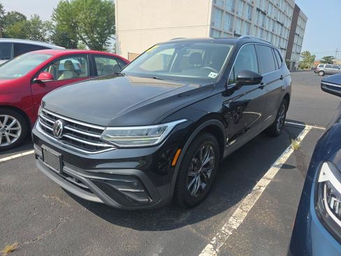 Used 2023 Volkswagen Tiguan SE w/ Panoramic Sunroof Package FWD image 2