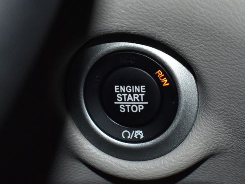 Certified 2024 Chrysler Pacifica Touring-L FWD image 32