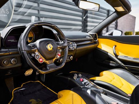 Used 2013 Ferrari 458 Spider RWD image 2