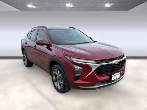 Used 2025 Chevrolet Trax LT w/ LT Convenience Package image 6
