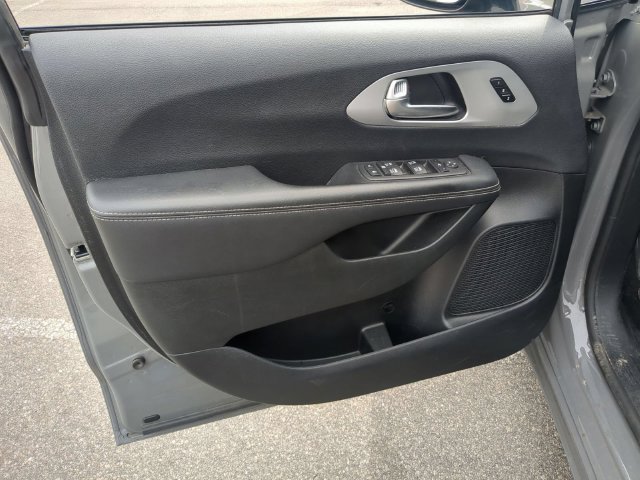 Used 2025 Chrysler Pacifica Limited FWD image 21