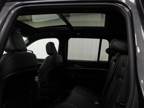 New 2025 Jeep Grand Cherokee Limited image 18