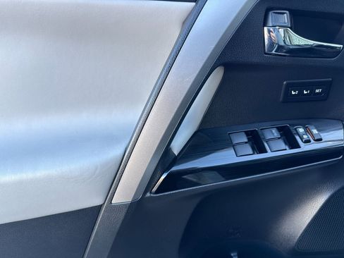 Used 2018 Toyota RAV4 Limited image 10
