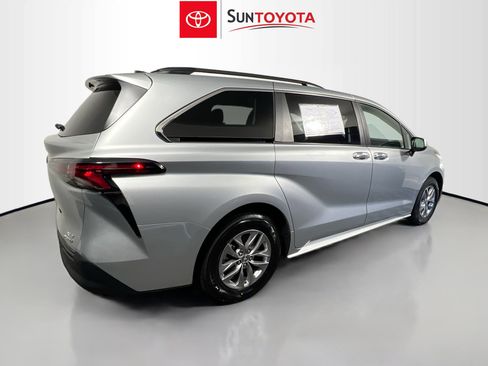 Used 2024 Toyota Sienna XLE FWD image 4