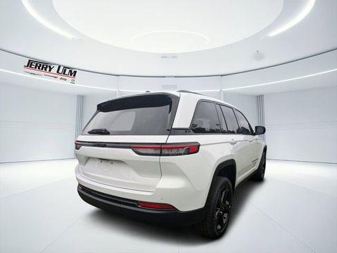 New 2025 Jeep Grand Cherokee Altitude image 3
