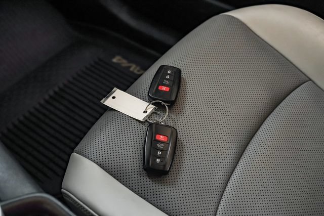 Used 2020 Toyota RAV4 Limited AWD/4WD image 57