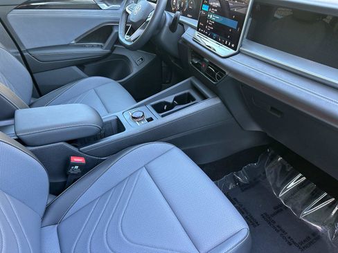 Used 2026 Volkswagen Tiguan SE w/ Panoramic Sunroof Package AWD/4WD image 15