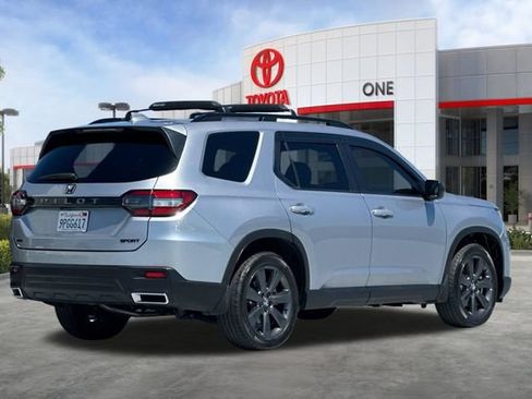 Used 2025 Honda Pilot Sport image 4