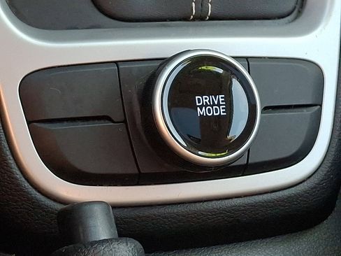 Used 2022 Hyundai Venue SEL image 25