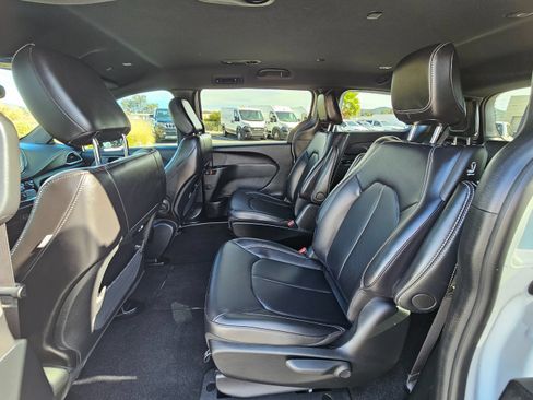 Used 2024 Chrysler Pacifica Limited FWD image 19