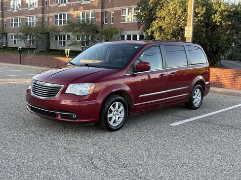 Used 2012 Chrysler Town & Country Touring w/ Entertainment Group #1 FWD image 2