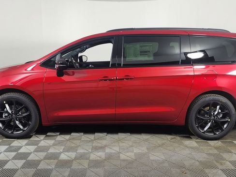 New 2026 Chrysler Pacifica Limited w/ S Appearance Package image 4