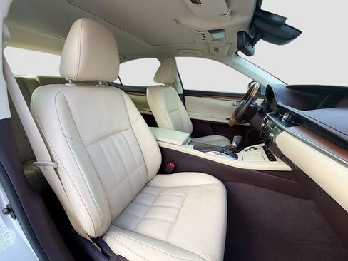 Used 2016 Lexus ES 300h w/ Luxury Package w/Wood Trim FWD image 15