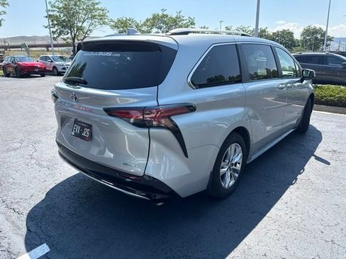 Used 2025 Toyota Sienna Limited AWD/4WD image 4