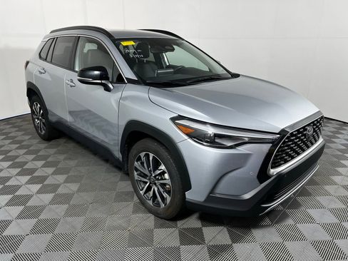 Used 2025 Toyota Corolla Cross XLE FWD image 3