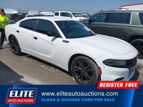 Used 2017 Dodge Charger SE w/ Blacktop Package RWD image 2