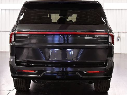 Used 2025 Lincoln Navigator Reserve AWD/4WD image 6