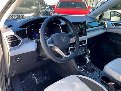 New 2026 Volkswagen Taos SE image 8