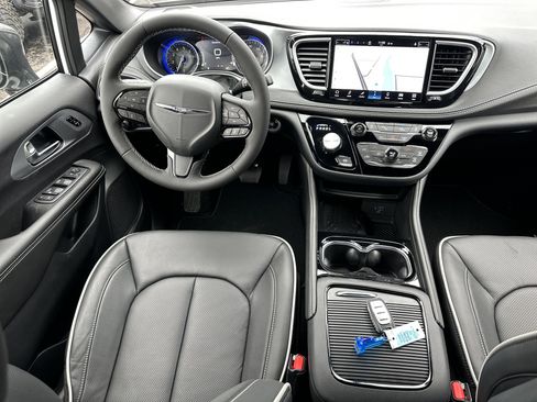New 2026 Chrysler Pacifica Limited FWD image 32