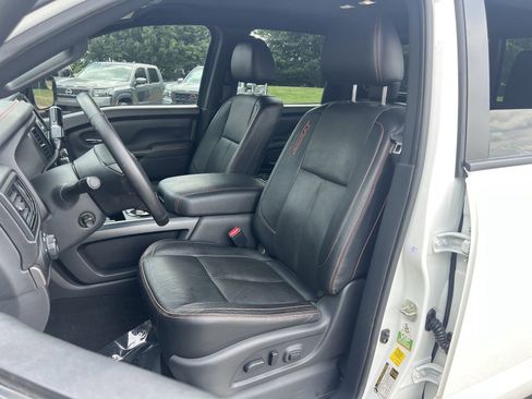 Used 2021 Nissan Titan PRO-4X w/ Pro-4x Convenience Package AWD/4WD image 17