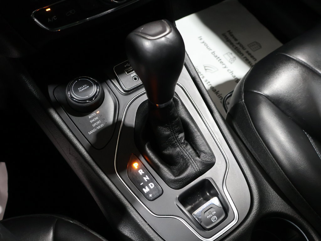 Used 2019 Jeep Cherokee Latitude Plus w/ Cold Weather Group AWD/4WD image 35