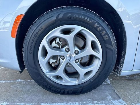 Used 2024 Chrysler Pacifica Limited image 33