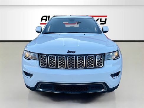 Used 2021 Jeep Grand Cherokee Laredo image 2