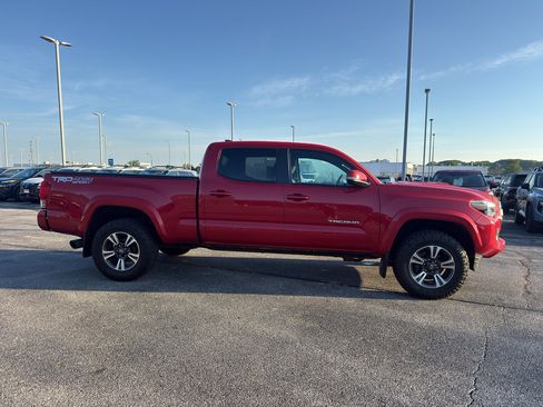 Used 2017 Toyota Tacoma TRD Sport w/ Tow Package AWD/4WD image 4