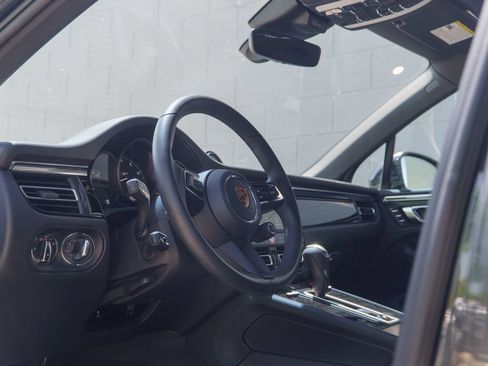 Certified 2026 Porsche Macan AWD/4WD image 4