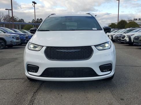 New 2026 Chrysler Pacifica Select image 2