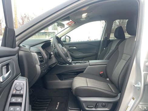 Used 2025 Nissan Rogue SV image 8