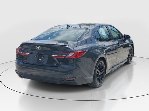 Used 2025 Toyota Camry SE image 3