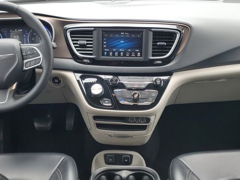 Used 2021 Chrysler Voyager Lxi image 15