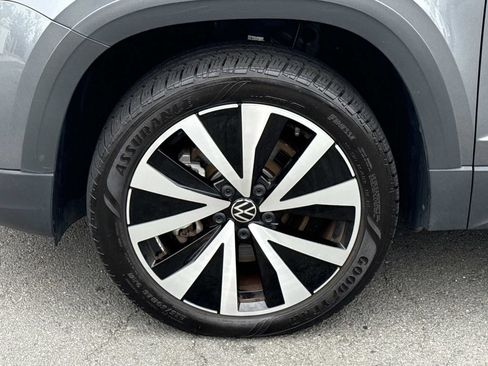 Used 2023 Volkswagen Taos SE w/ Panoramic Sunroof Package FWD image 8