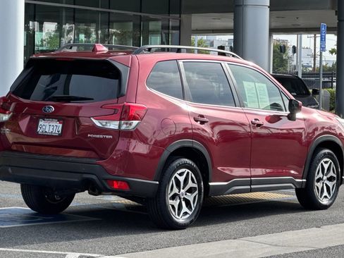 Used 2023 Subaru Forester Premium image 4