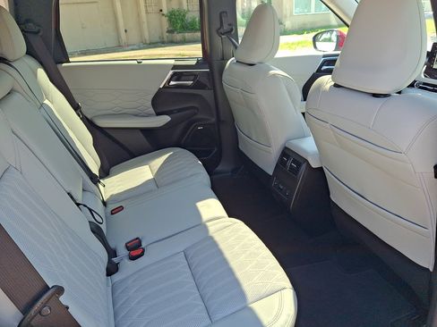 Used 2025 Mitsubishi Outlander SEL FWD image 15