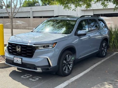Used 2025 Honda Pilot Touring image 2