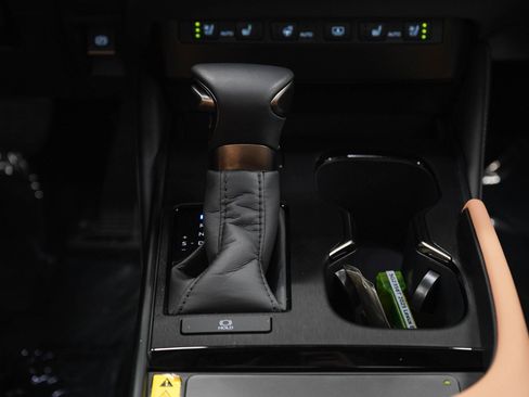 Used 2025 Lexus ES 350 w/ Luxury Package FWD image 18