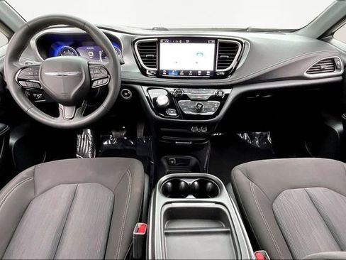 Used 2023 Chrysler Pacifica Touring image 7