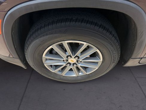 Used 2023 Chevrolet Traverse LT FWD image 14
