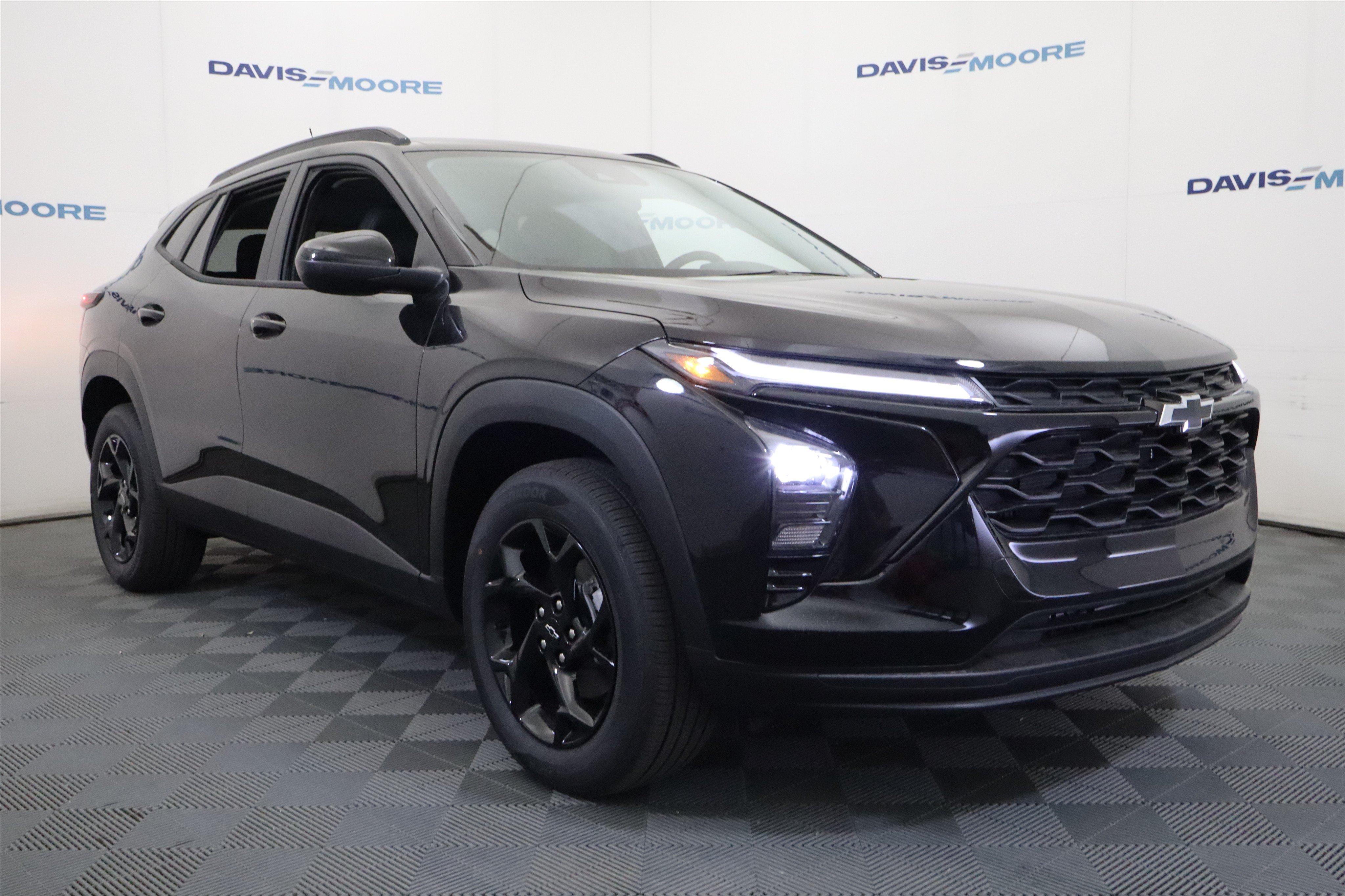 New 2026 Chevrolet Trax LT w/ Midnight Edition FWD image 3
