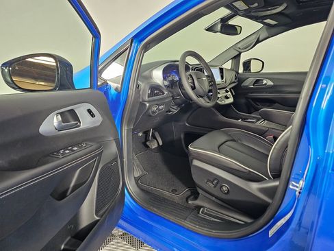 New 2026 Chrysler Pacifica Limited w/ Uconnect Theater Family Group image 23