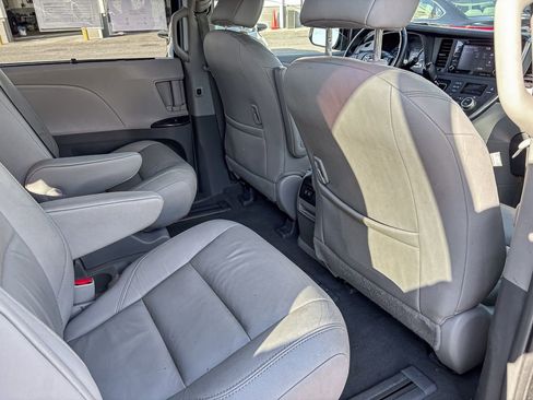 Used 2019 Toyota Sienna XLE image 40