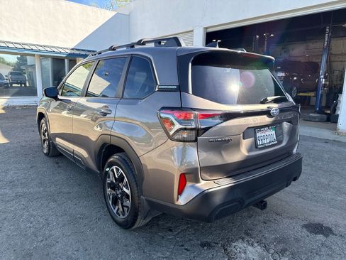 Used 2025 Subaru Forester Premium AWD/4WD image 3