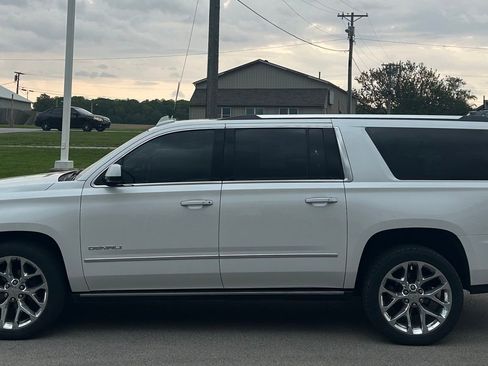 Used 2020 GMC Yukon XL Denali w/ Denali Premium Package AWD/4WD image 4