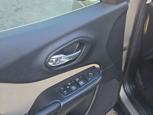 Used 2016 Jeep Cherokee Latitude FWD image 8