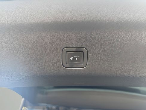 Used 2025 Chevrolet Tahoe Premier image 17