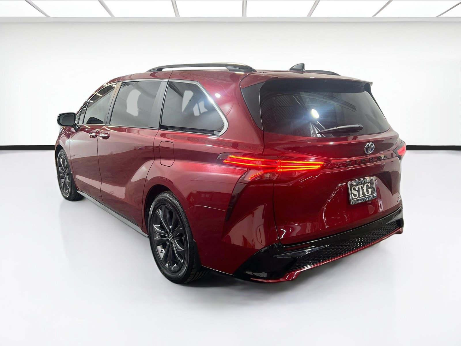 Used 2023 Toyota Sienna XSE w/ XSE Plus Package FWD image 6