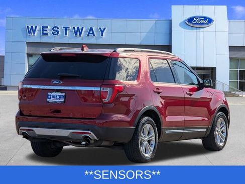 Used 2017 Ford Explorer XLT image 3